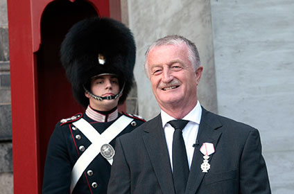 Lars Larsen blir tildelt Ridderkorset av Dannebrogsordenen av dronningen av Danmark.
