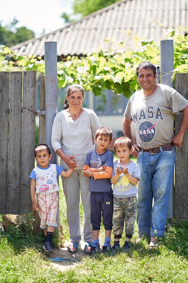 Familia Stoica și cei trei copii, Gabi (3 ani), Ștefan (5 ani) și Mădălin (7 ani)