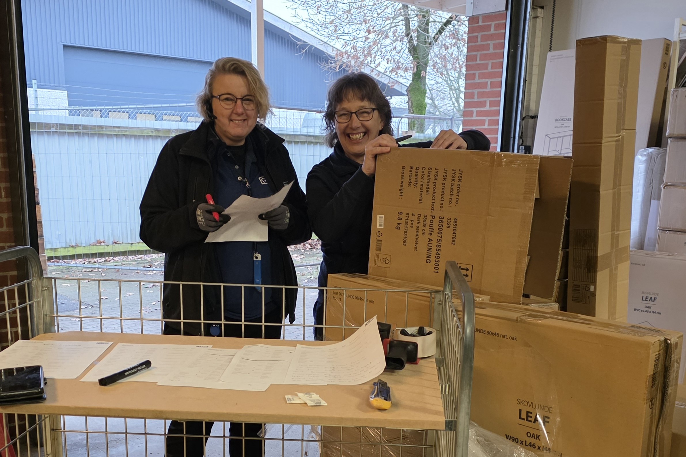 Karina (tv.) og Birgit (th.) arbejder tæt sammen om opgaverne i alt fra lageroptælling til kundeservice