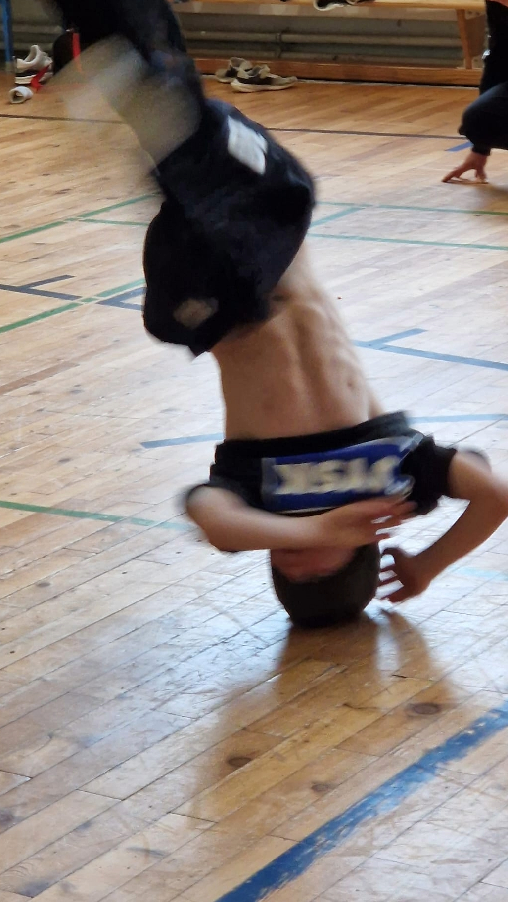 Ein Junge tanzt Breakdance 