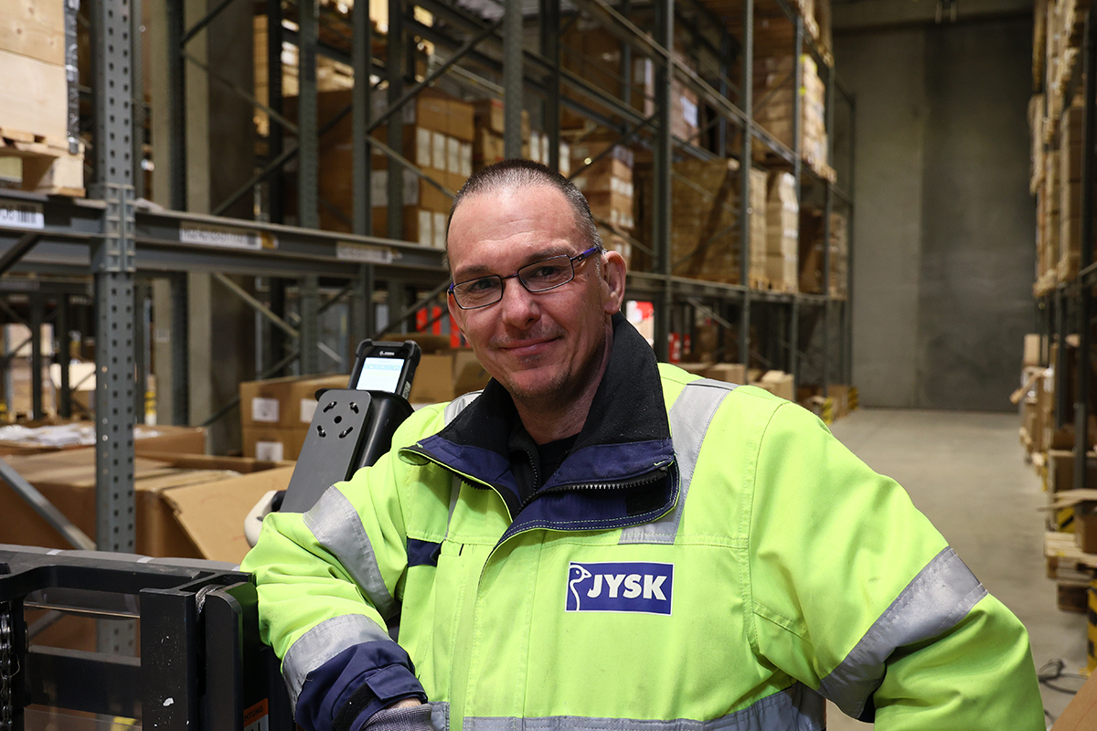 Stefan trabalha na JYSK desde 1996