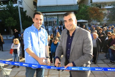 George Tsironis (vasemmalla) on ollut mukana JYSKin matkalla Kreikassa viimeiset kymmenen vuotta ja hänellä oli avainrooli, kun globaali jälleenmyyjä avasi ensimmäisen myymälänsä maassa.