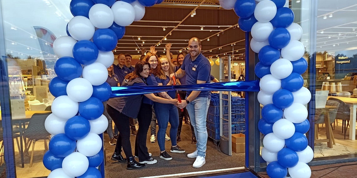 Store Manager Bas Helmantel knipt met zijn team het lintje door in Hoogezand
