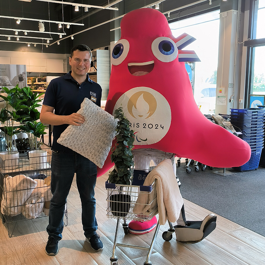 Phryge, the mascot of the games, visited the store in Prague.