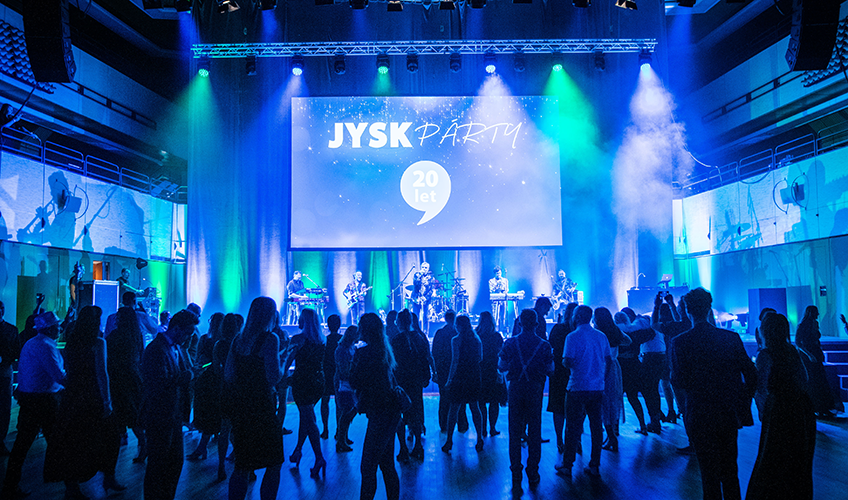 Os funcionários celebraram os 20 anos da JYSK na República Checa.