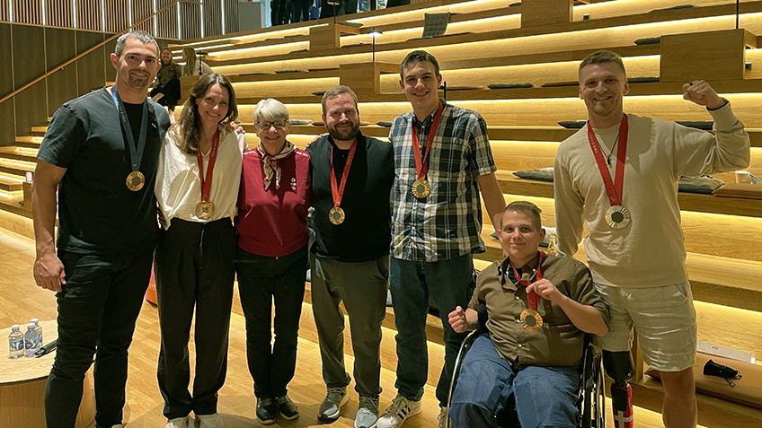 Seks danske paralympiske medaljetagere deltager i et arrangement i JYSKs hovedkontor.