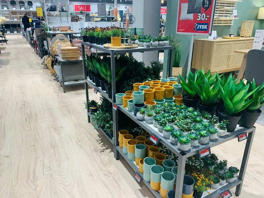 Vaso con pianta artificiale decorativa