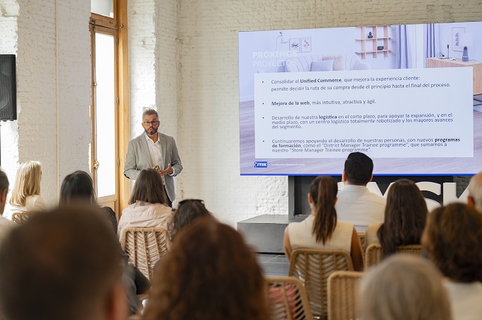 Carlos Haba, Director JYSK España y Portugal, presenta la empresaante los periodistas