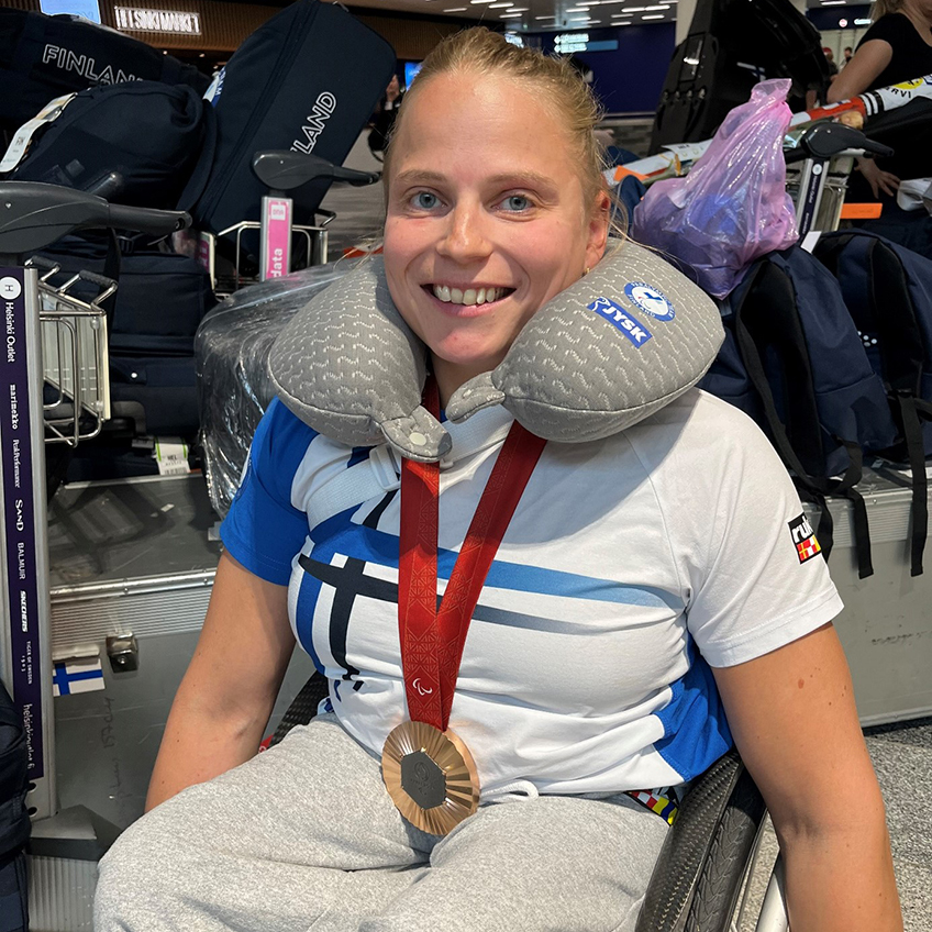 A Finnish medalist wearing a neck pillow from JYSK.