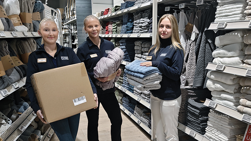 Linnea, Vanessa och Elsa praktiserar på JYSK i Partille.