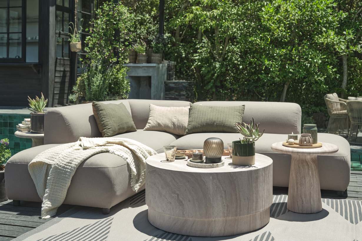 Ο καναπές εξωτερικού χώρου STORHOGNA είναι παρόμοιος με τα έπιπλα εσωτερικού χώρου.