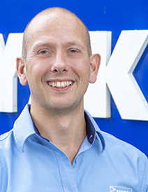 Henrik Fisker, vodja koncepta maloprodaje (Retail Concept Manager).