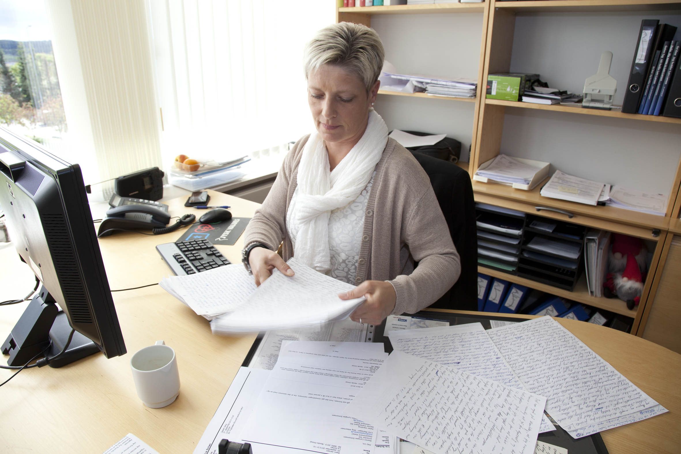 Lis har skrevet Lars Larsens håndskrevne selvbiografi ind på computeren.