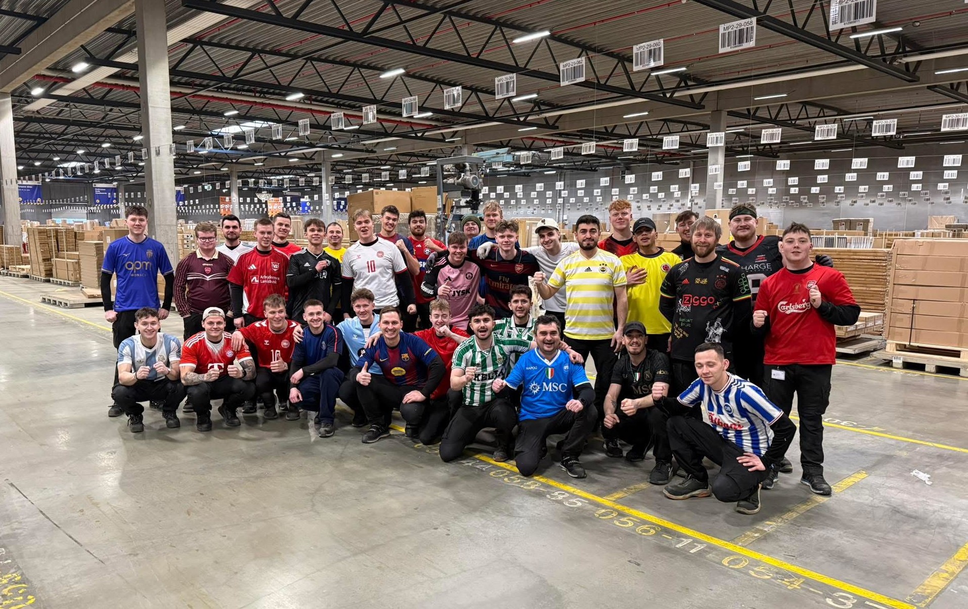 Distributionscenteret i Uldum var fyldt med farvestrålende fodboldtrøjer.