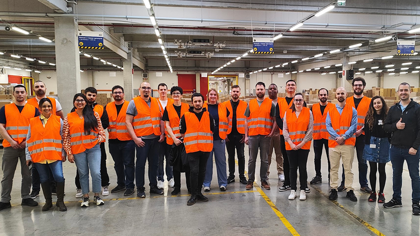 Eine große Gruppe von Menschen in orangefarbener Kleidung steht zusammen