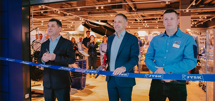 Rami Jensen, Piotr Padalak e Store Manager estão prontos para a inauguração
