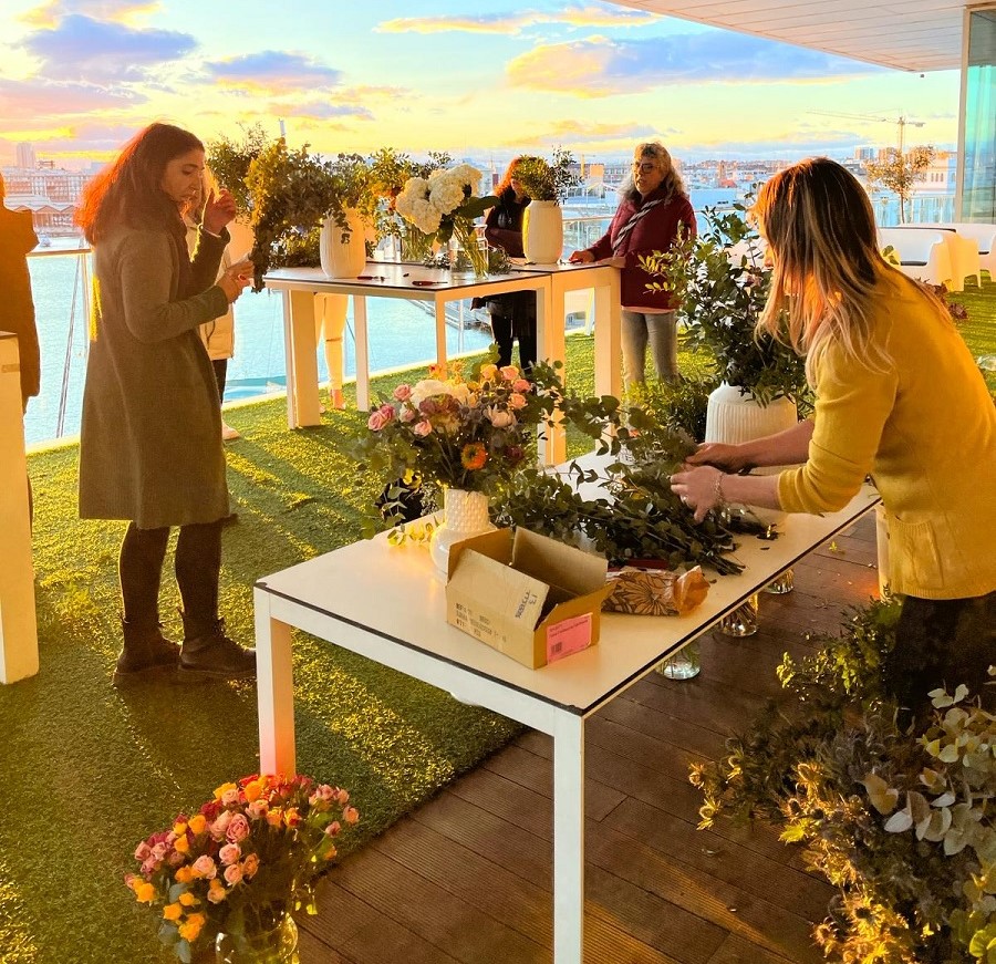 Los clientes disfrutan de un taller de flores durante el lanzamiento