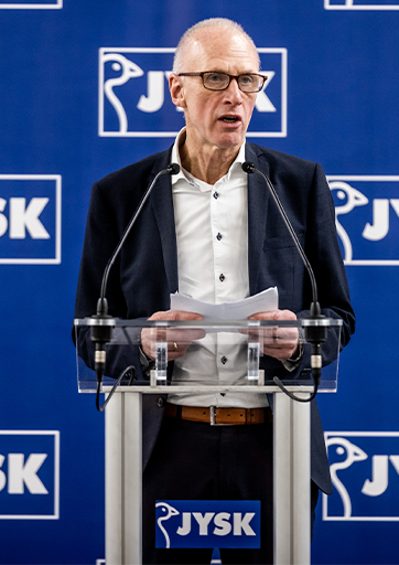 Jan Bogh, Präsident und CEO von JYSK, hält eine Rede bei der Zeremonie