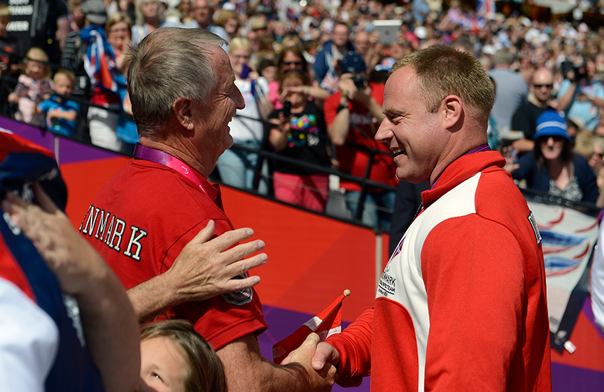 Lars Larsen pozdravuje parašportového atléta Jackieho Christiansena
