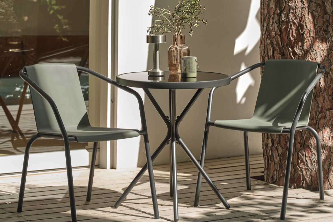 Η καρέκλα MODUM είναι στοιβαζόμενη και ταιριάζει άψογα σε κάθε εξωτερικό χώρο.