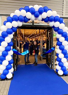 Storemanager Deveny Stevens opent de winkel in Heerlen