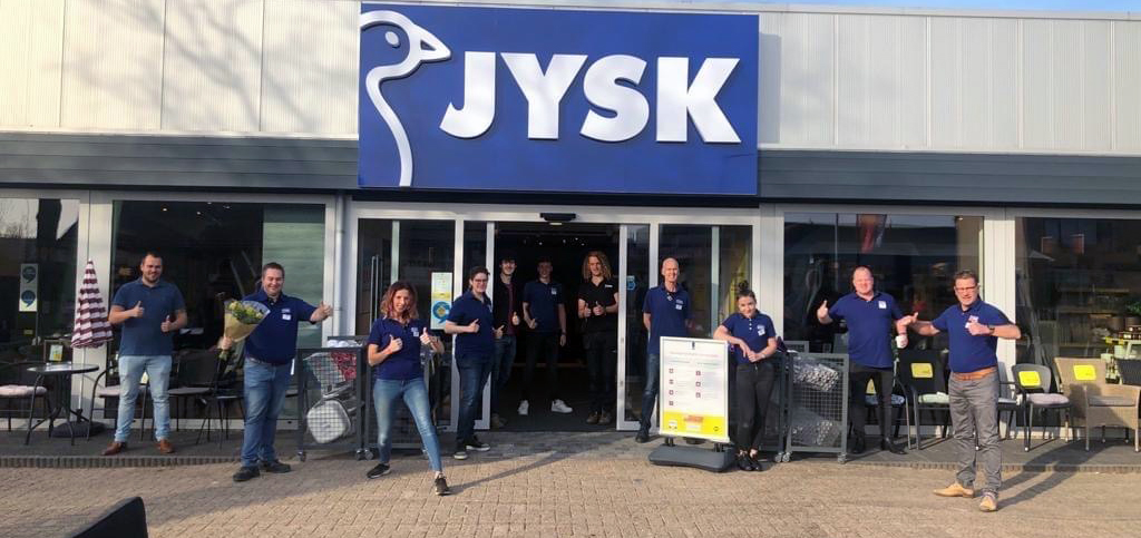 Blije medewerkers bij de winkelopening op Texel, Nederland