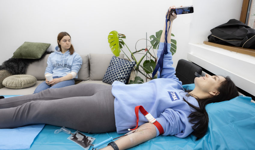 Darovanje krvi je eden od načinov, kako ukrajinska ekipa pomaga