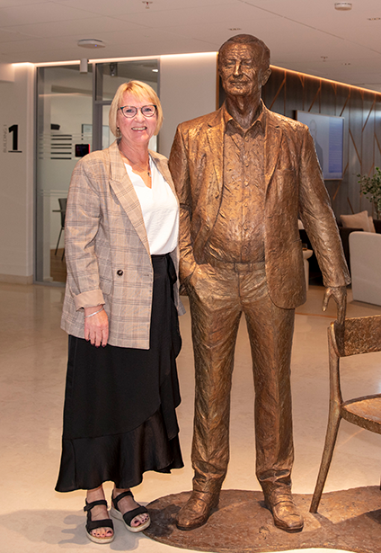 Susanne Jørgensen ved Lars Larsens statue