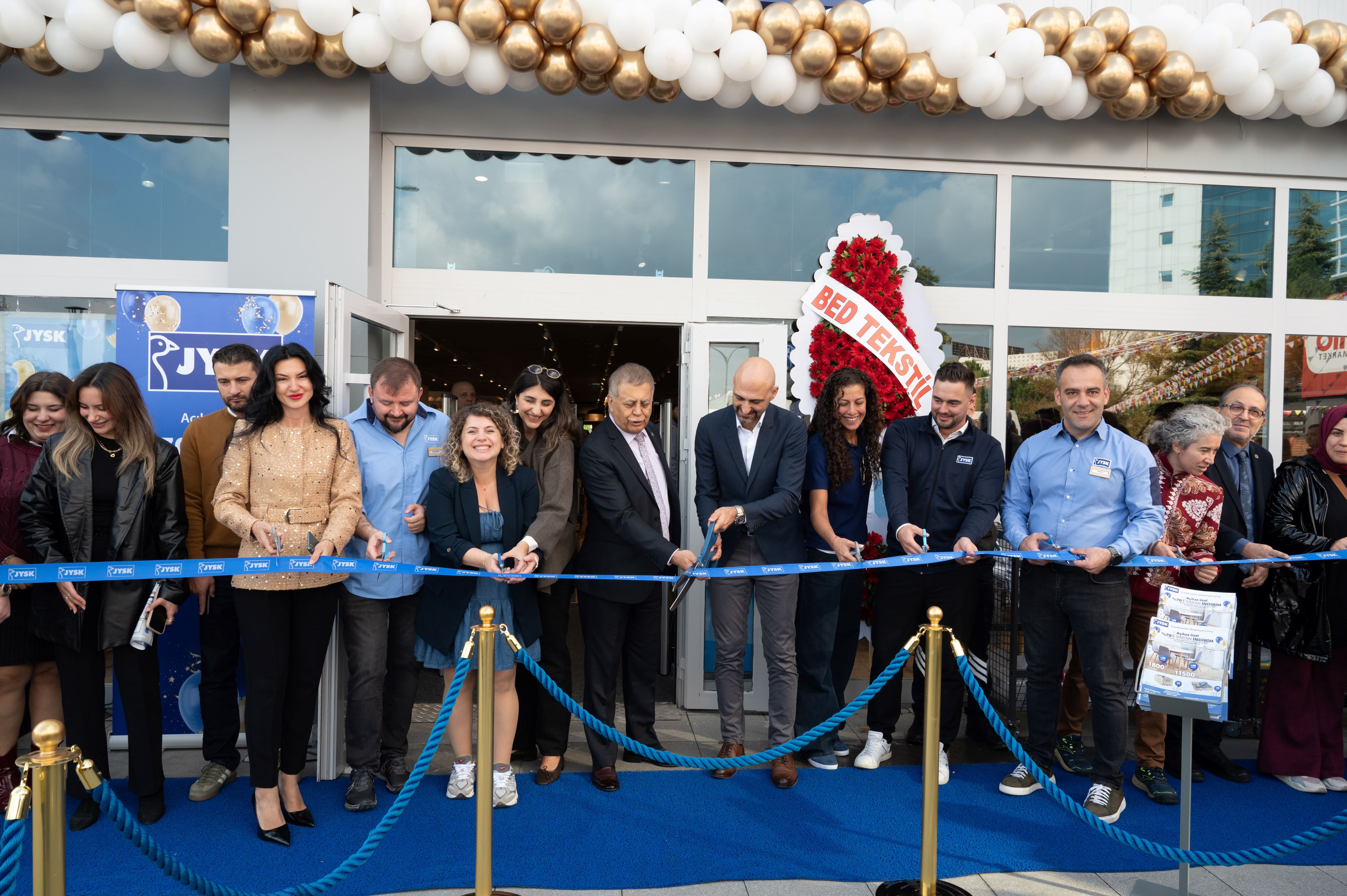 La inauguración de la tienda se celebró con música y discursos.
