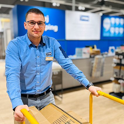 Ihor Kliuchko în magazinul din Enköping