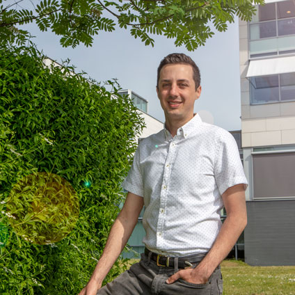 Making JYSK more sustainable is extremely important for our company. Therefore, JYSK has employed a Sustainability Manager to help us on the way. Customers care how companies act, and therefore a lot of companies have set ambitious environmental targets to heighten focus on their environmental footprint. This also includes JYSK, which is set to move in a more sustainable direction within all areas of our business.  In JYSK, we have already cut our per-store consumption of energy with LED lights and modern energy-efficient distribution centres. We have reduced waste, sourced raw materials from more sustainable sources and much more. However, JYSK needs to take more and bigger steps to become more environmentally responsible, and working with sustainability at all levels is part of the current business plan process, which will drive change to become more sustainable in the years to come. JYSK has also created a new position and employed a Sustainability Manager to be the driver of change. His name is Sam Harrington, and he looks forward to the challenge. “While society works to phase out fossil fuels and harmful chemicals, we won’t ever be phasing out affordable duvets, mattresses, home goods or other timeless Scandinavian products that JYSK sells. There is tremendous opportunity, though, to improve the products we sell, the stores we sell them in, and every area of JYSK to do things in a more environmentally responsible way,” says Sam, who joined JYSK on 29 April 2020. Bright green ideas Within his first month on the job, Sam has already been presented with a lot of great ideas on how to make JYSK more sustainable. “It has been great to begin at JYSK. I was excited to receive hundreds of smart sustainability ideas from passionate colleagues across the business to build upon the good work that’s already been done,” says Sam and continues: “We need to move faster, and it is my responsibility to make sure that happens. However, sustainability is certainly not a one-person job. Everyone at JYSK can make a big differen