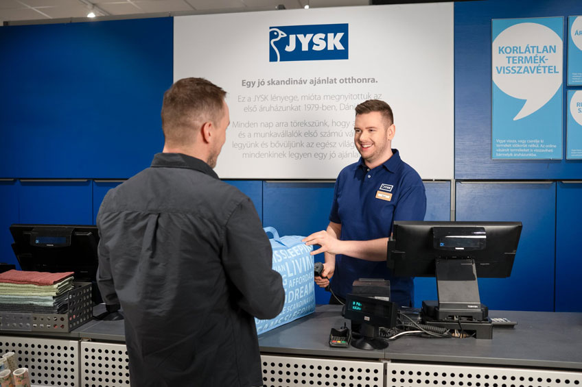 Butikspersonale, der betjener kunder