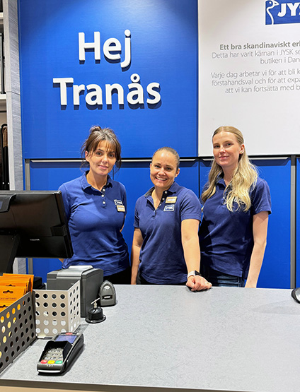 Butiksmedarbetarna i Tranås framför kassan i den nyrenoverade butiken.