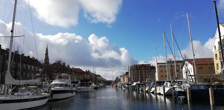 În timpul plimbării pe canalele din Copenhaga