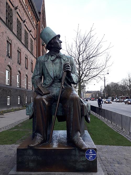 Statuia lui Hans Christian Andersen din Copenhaga, fotografiata de Sorin si Dana