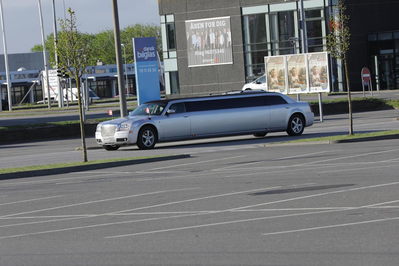 Limousinen hentede Jéan hjemme og kørte hende til JYSK-butikken i Skalborg.