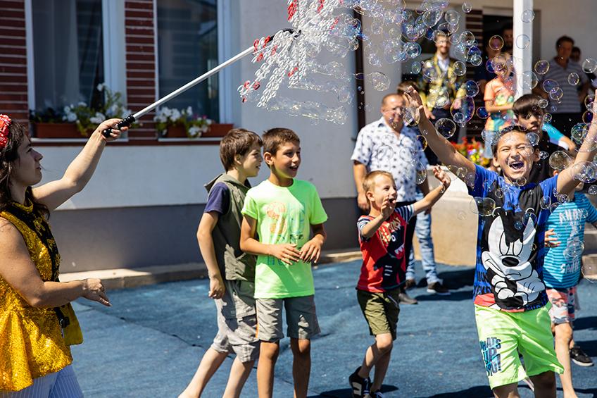 Copiii se distrează la petrecerea de inaugurare a caselor de tip familial din Târgu Frumos
