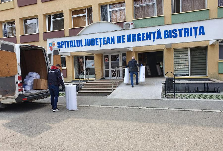 Colegii din Bistrița livrând produse la Spitalul Județean de Urgență din Bistrița