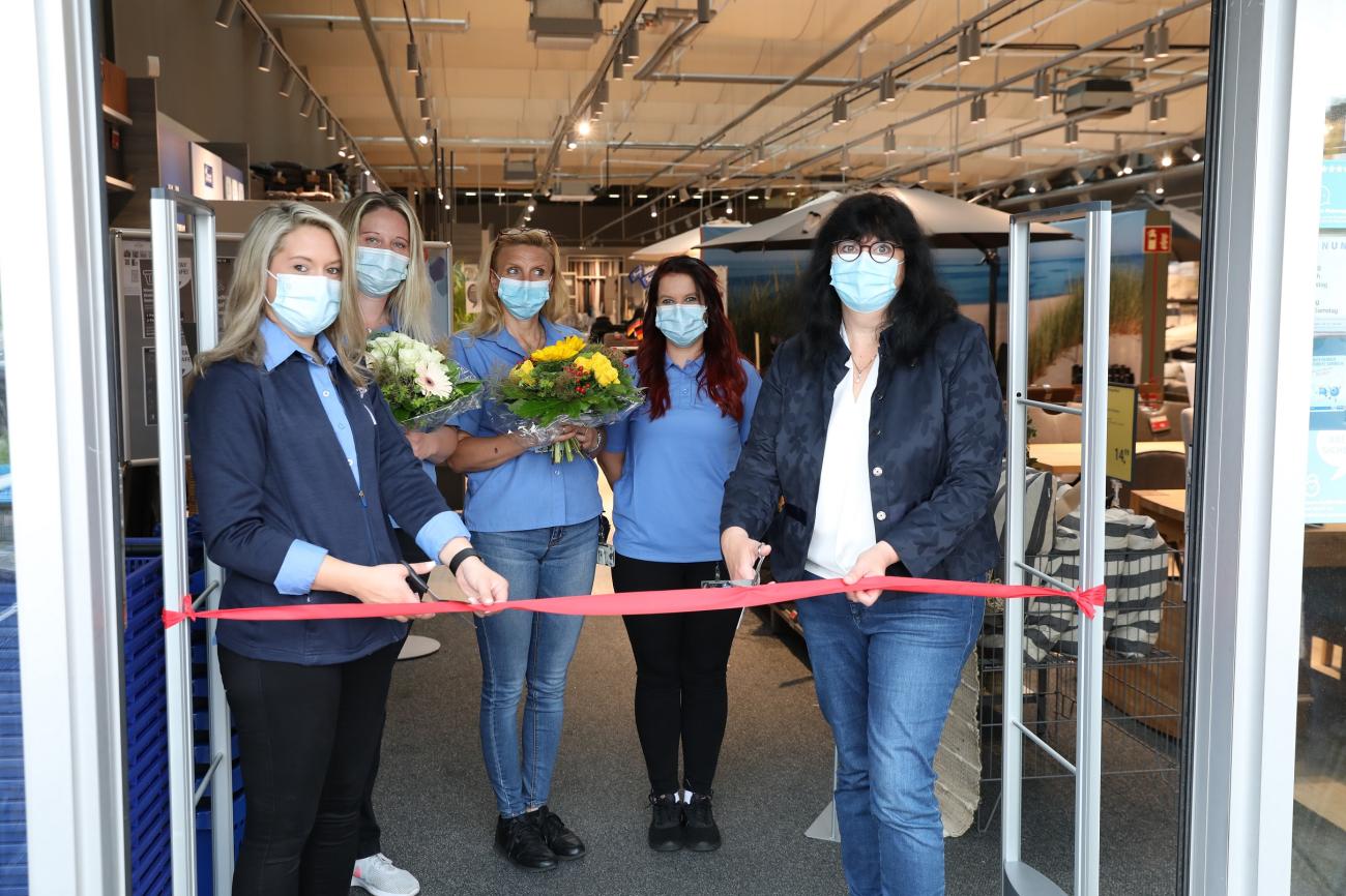 In Kamenz eröffneten Store Managerin Alissa Schultze und Kamens Bürgermeisterin Kappen den neuen Store