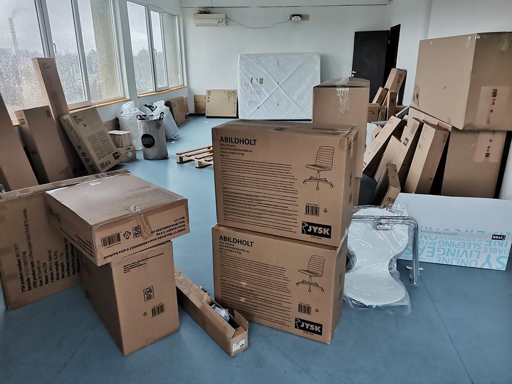 Колеги от JYSK доставиха и сглобиха мебели в Мини Арт Център.