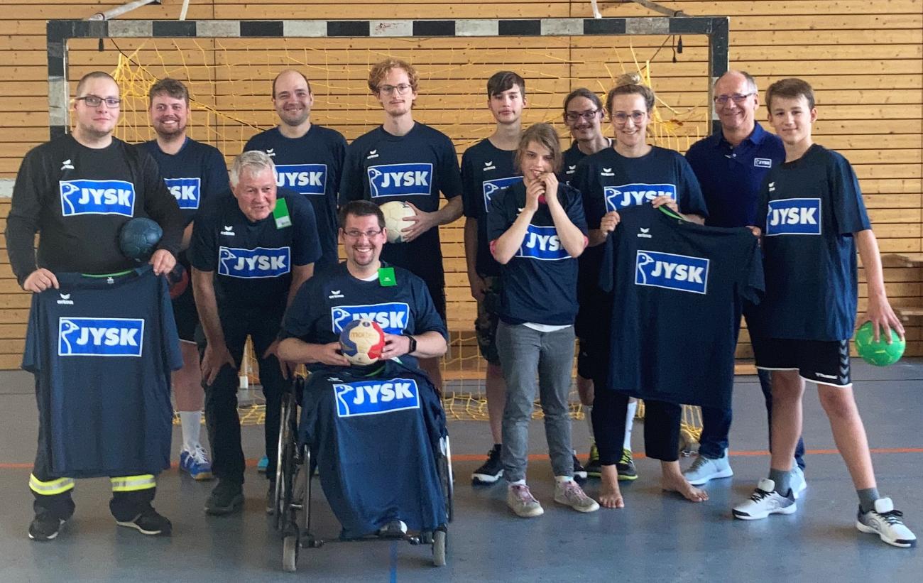 Das Team vom SC Kieler Förde spielt in der schleswig-holsteinischen Handballinklusionsliga – und zwar in JYSK-Trikots. Diese wurden von District Mananger Andreas überreicht. 