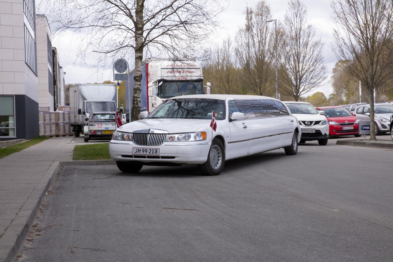 Carl Erik ankommer i limousine.