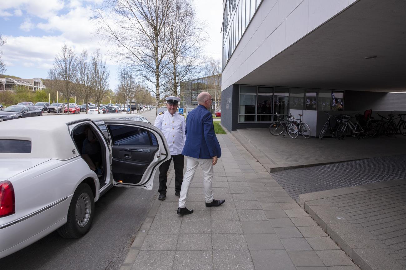 Carl Erik ankommer i limousine.