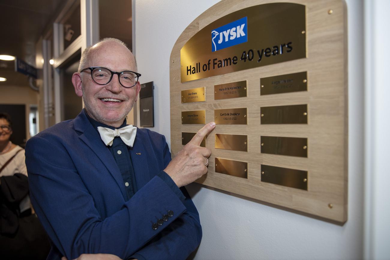 Med sit 40-års jubilæum er Carl Erik nu blevet en del af JYSK Wall of Fame.