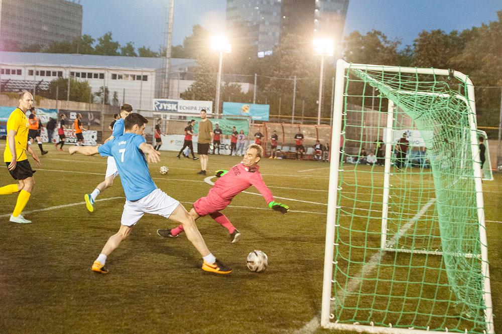 Alexandru Schindea (Lisă) marcând un gol în timpul meciului cu Geostud