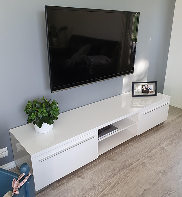 Sigrid's TV room with the AAKIRKEBY TV bench