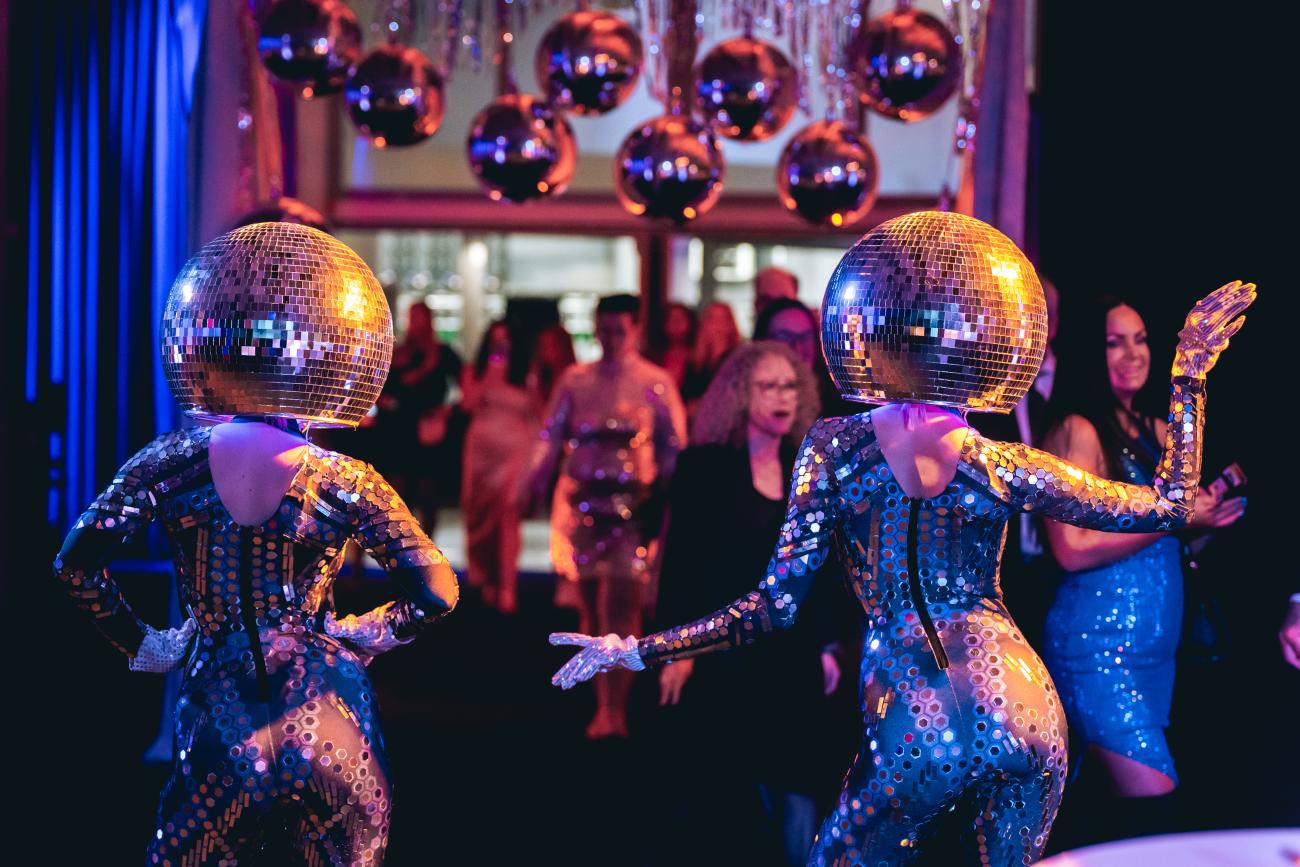 Två discokulor mötte festdeltagarna i entrén. Foto: Joakim Thörne