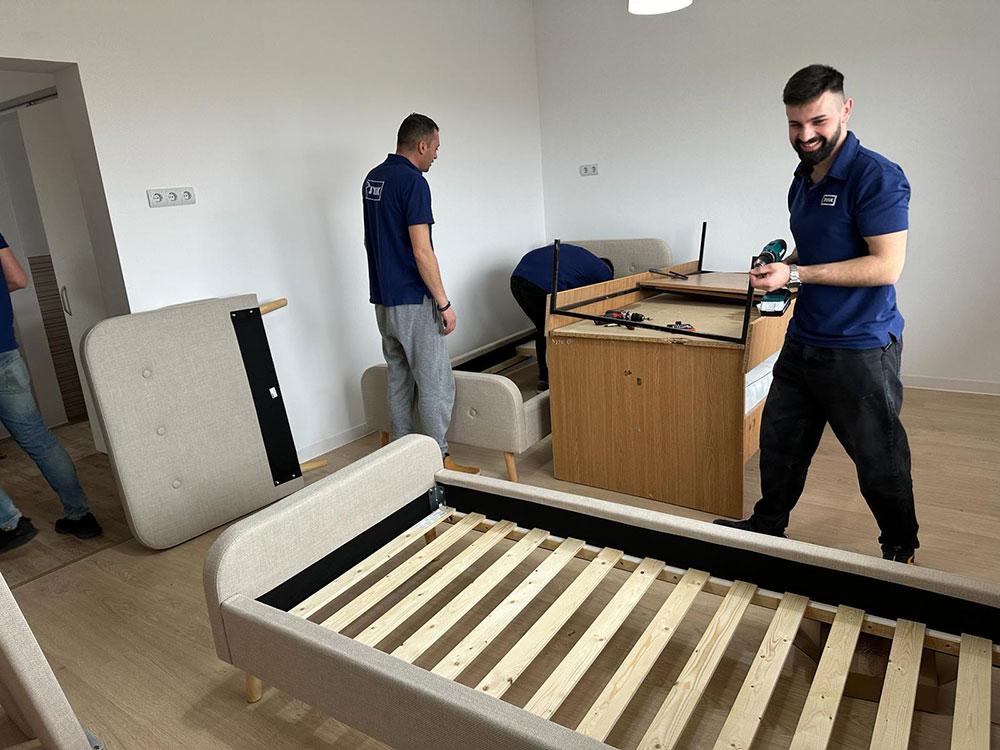 Colegii din Iași montează mobilierul