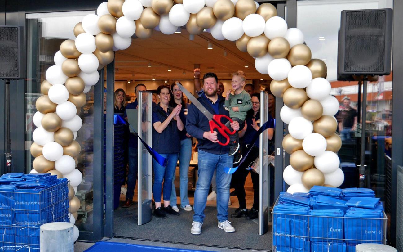 De opening in Beneden-Leeuwen door Store Manager Jelle Wijnberger en zijn zoontje