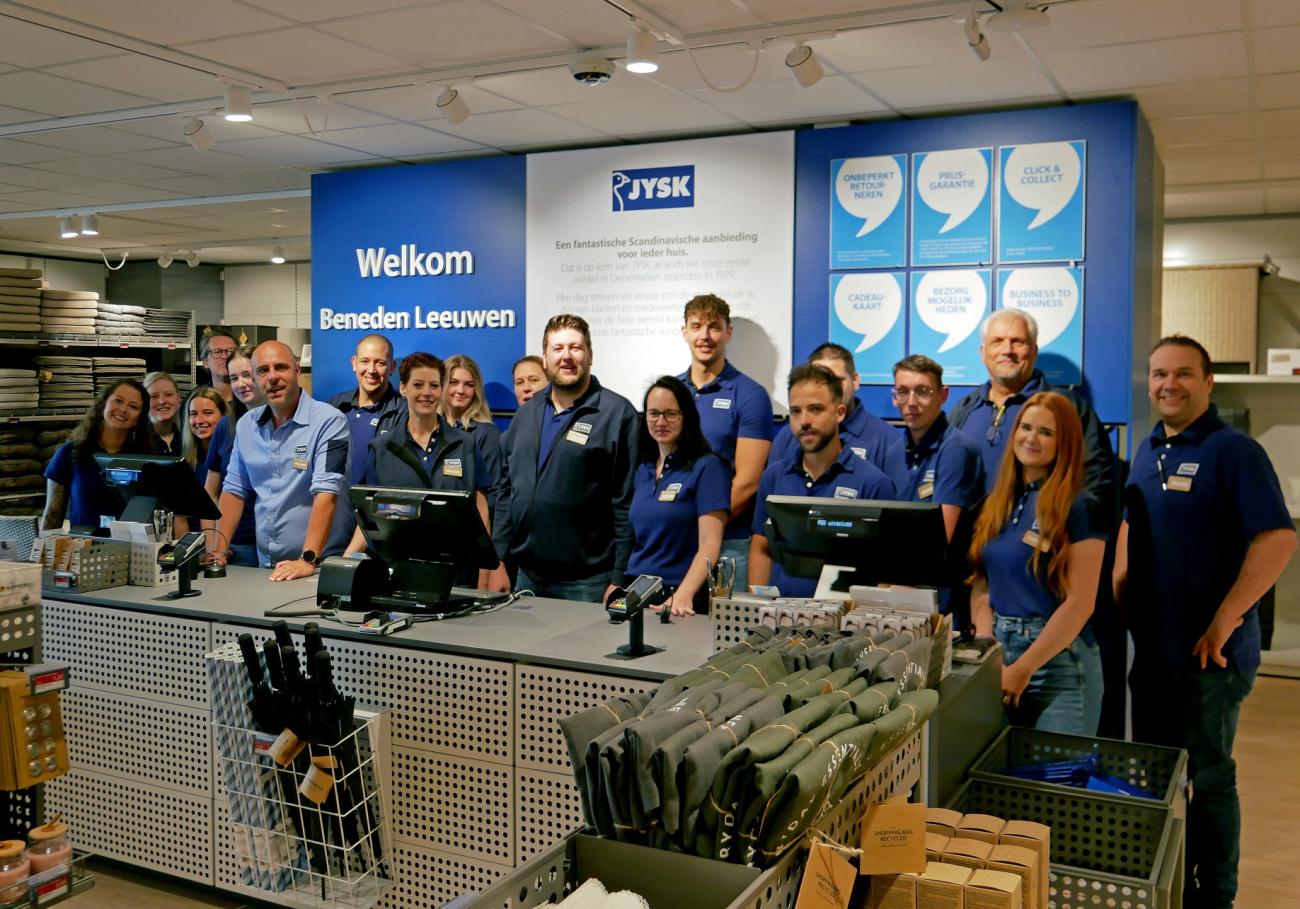 Het team bij de opening in Beneden-Leeuwen